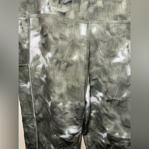 Kendall & Kylie Women's Green Tie Dye High Rise Cropped Leggings Size Small - Picture 9 of 9